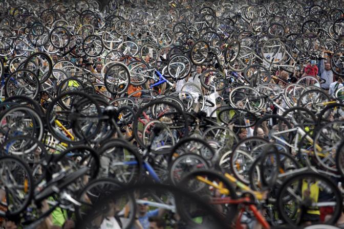 A Budapest una singolare forma di protesta: bici alzate per promuovere il ciclismo. Afp